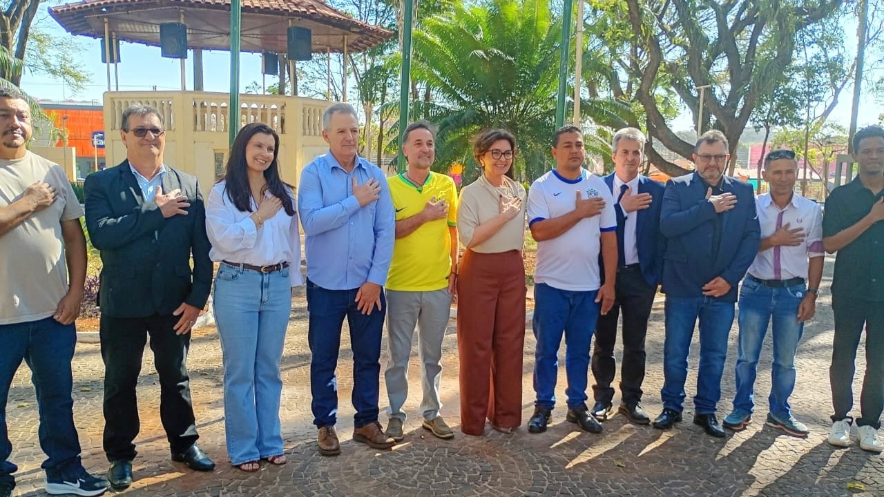 Hasteamento da bandeira marca celebração do 7 de Setembro com a participação dos vereadores 