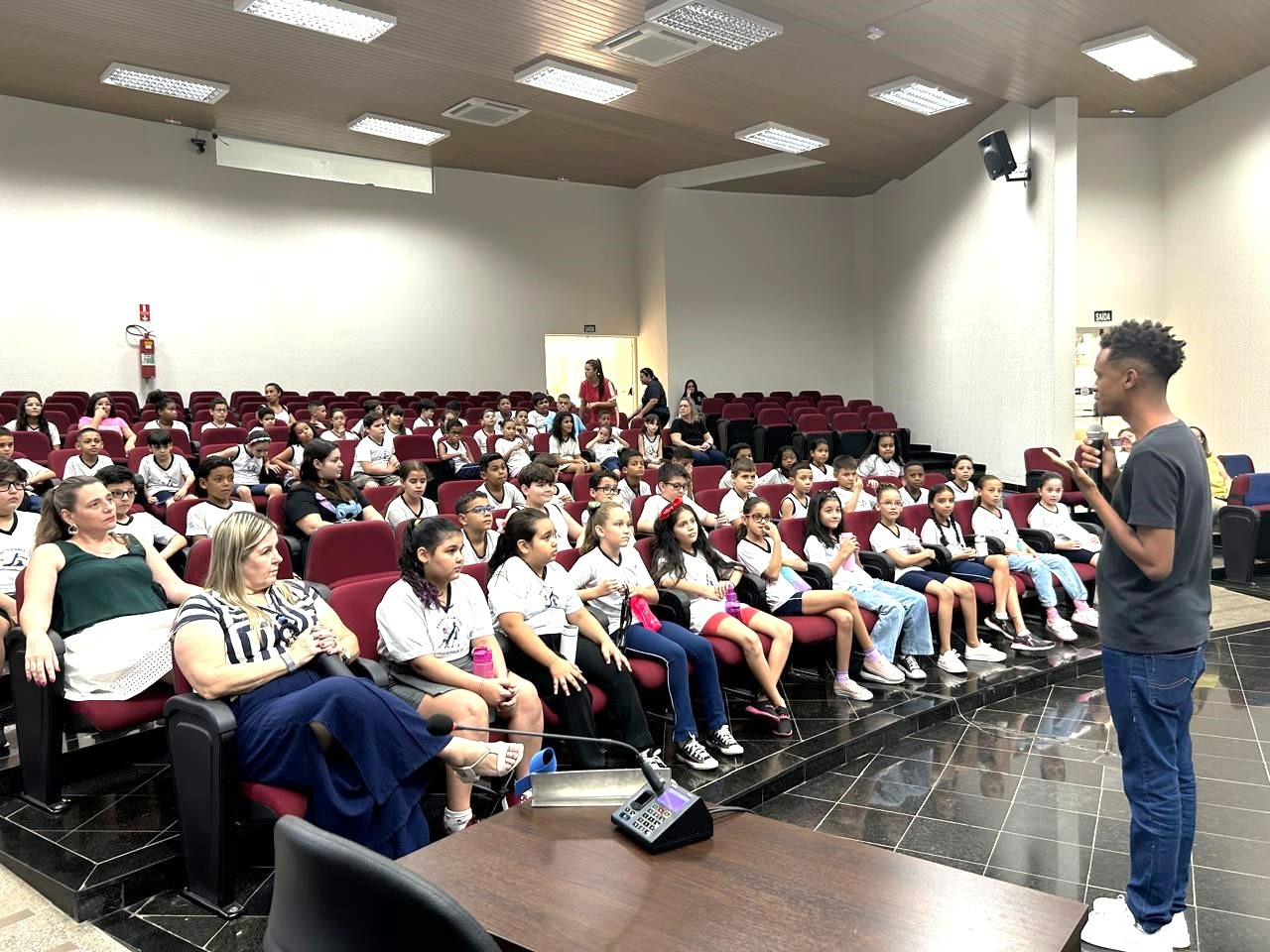 Imagem do conteúdo: Cápsula do tempo com expectativa dos alunos do 4º ano, marca os 75 anos da Câmara