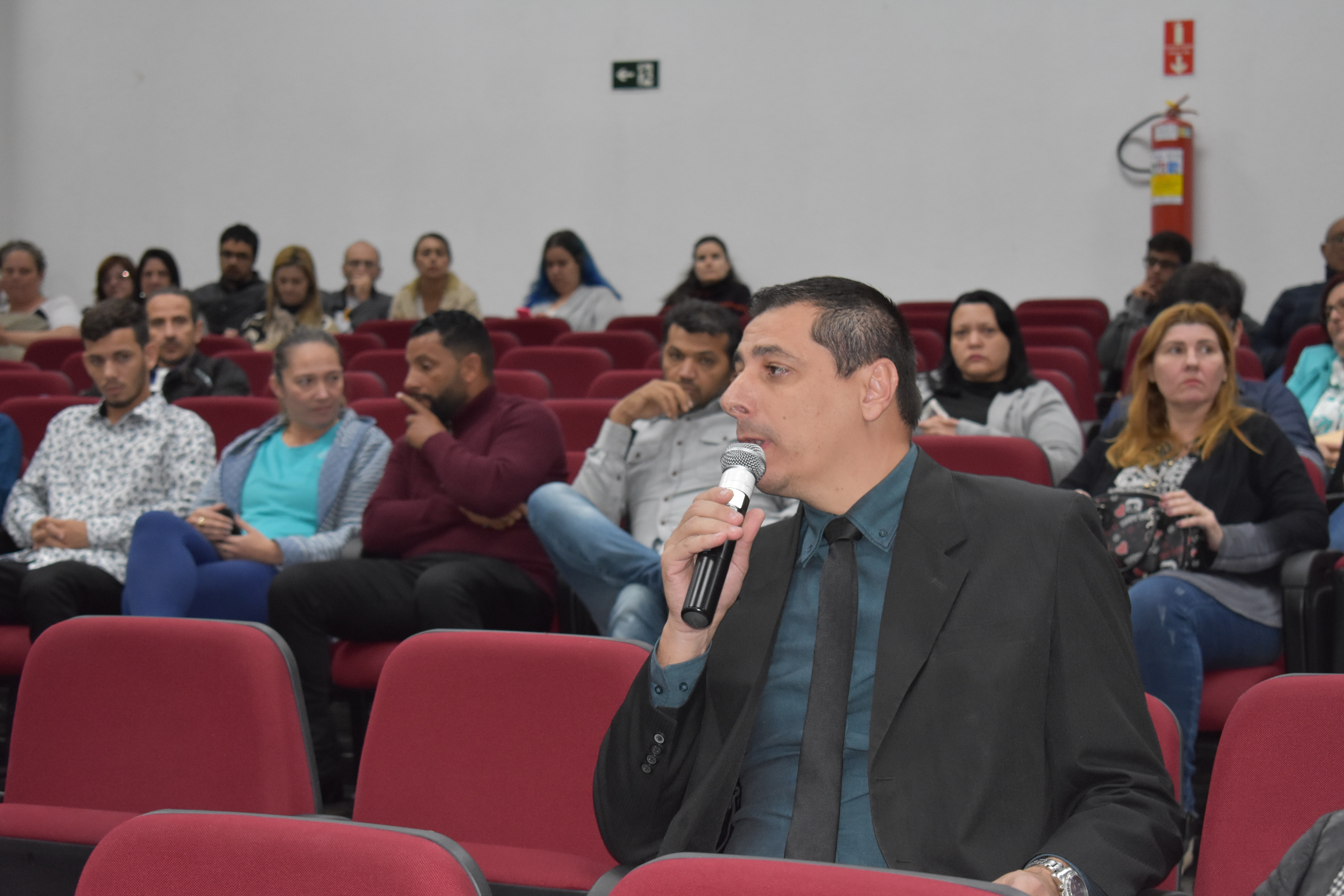 Imagem da notícia: Cidadão faz uso da palavra para discorrer sobre projetos durante Sessão Extraordinária