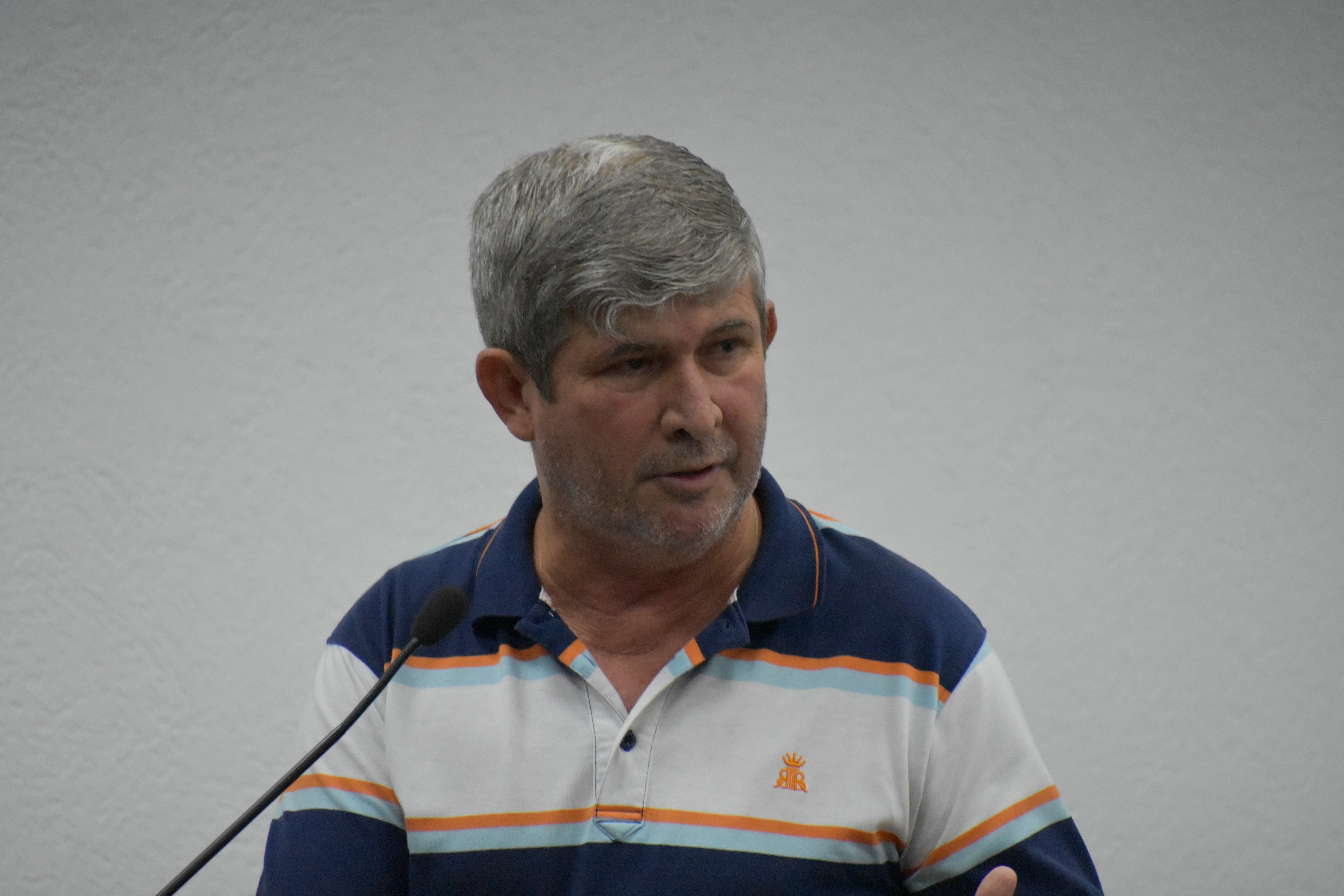 Imagem da notícia: Munícipe usa Tribuna Livre pedindo solução sobre estacionamento de caminhões em ruas do Jd Paraty e buraco aberto pelo SAAE