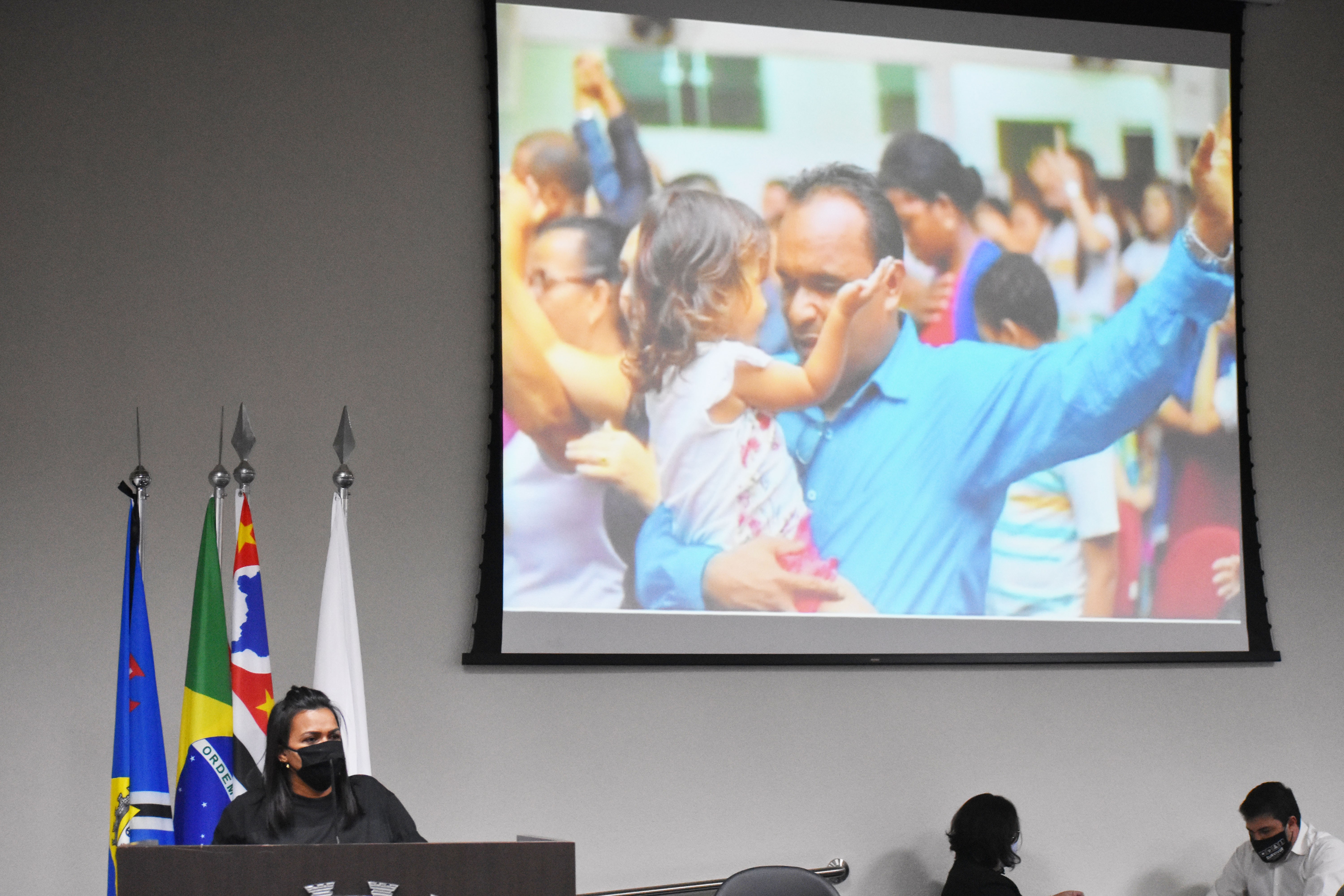 Imagem da notícia: Familiares e parlamentares prestam homenagem ao vereador Carioca