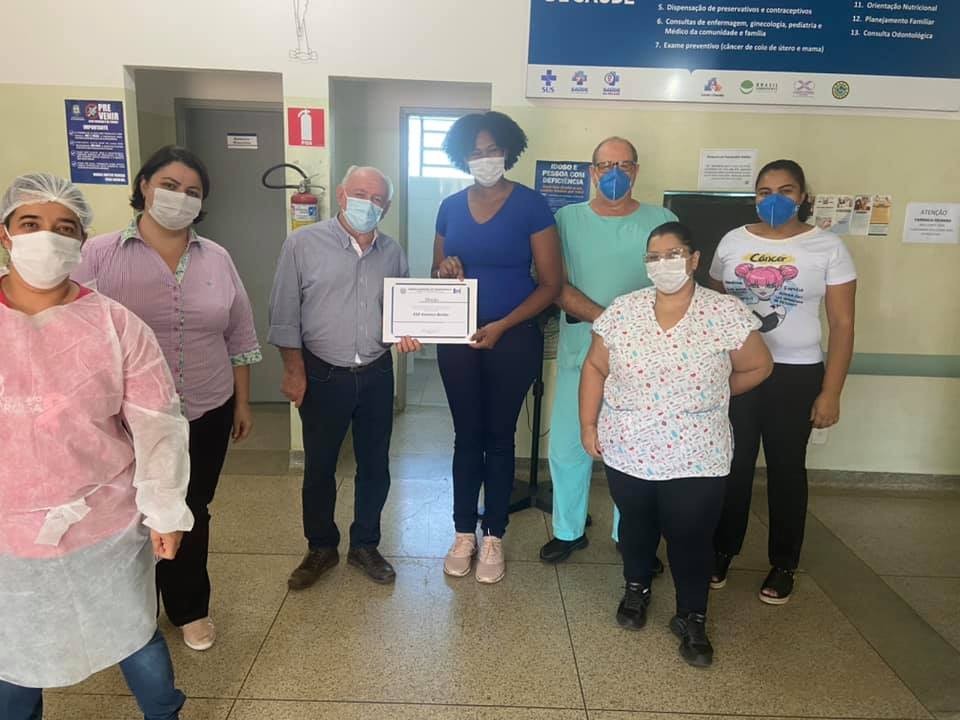 Imagem da notícia: Vereador Carlinhos Barbosa entrega Moção de aplausos aos profissionais da Saúde