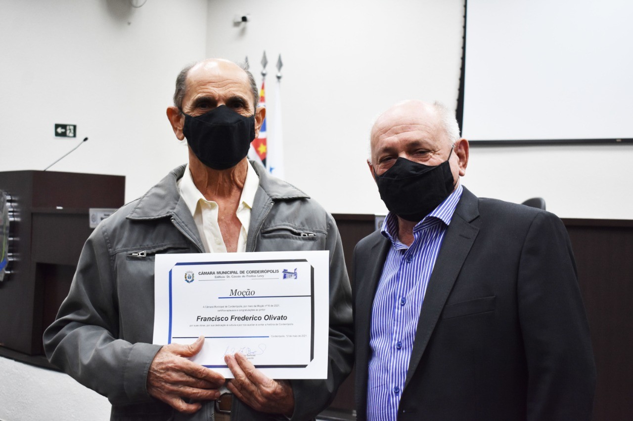 Imagem da notícia: Vereador Carlinhos Barbosa entrega  Moção de Aplausos a Francisco Olivato