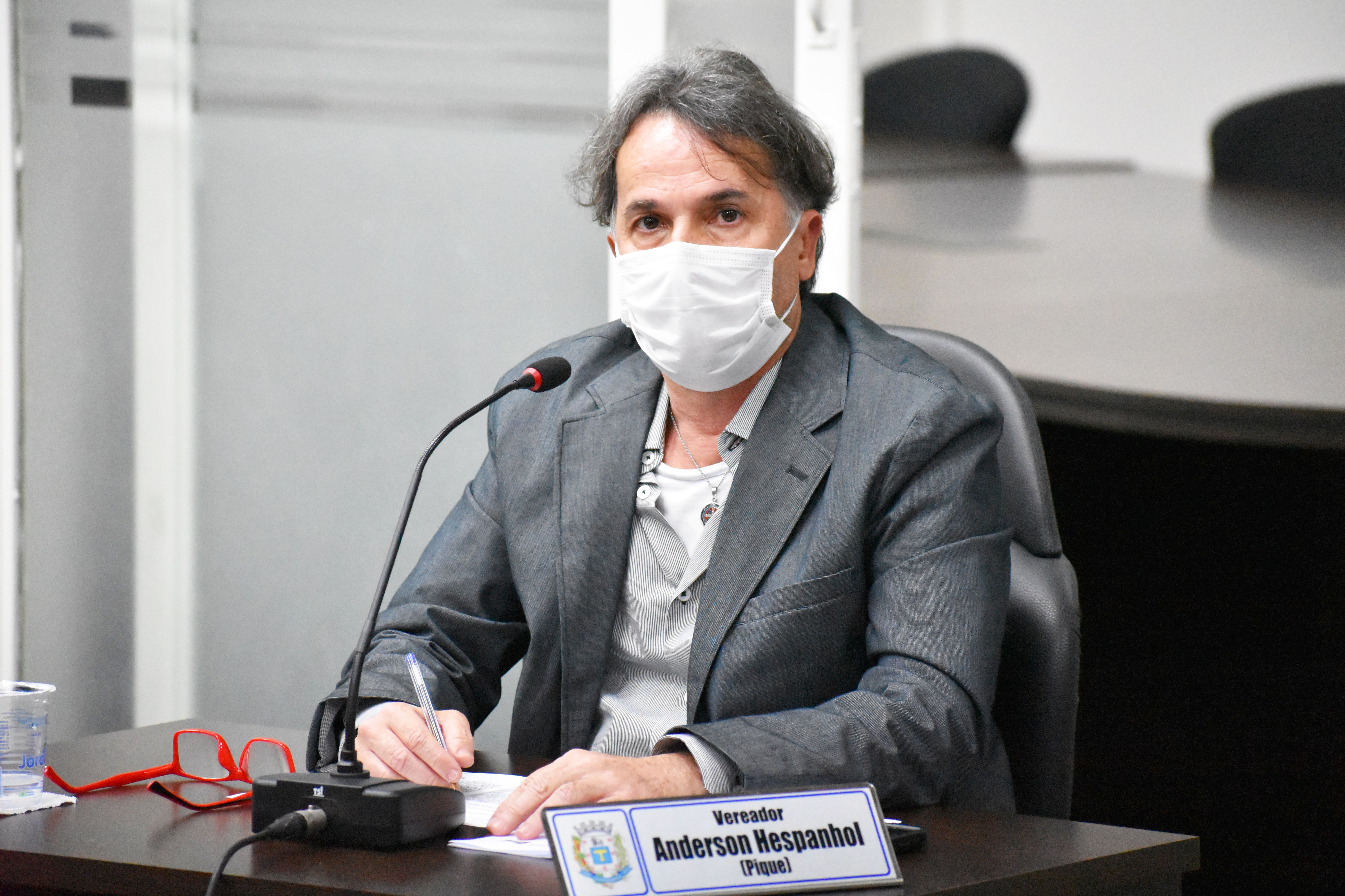 Imagem da notícia: Vereador Pique requer informações da continuidade da instalação de lâmpadas LED na cidade