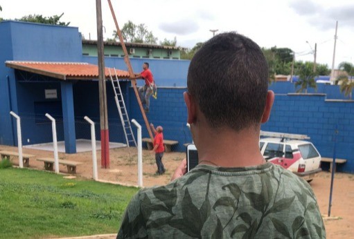 Imagem da notícia: Dhavid acompanha a instalação do monitoramento no centro esportivo