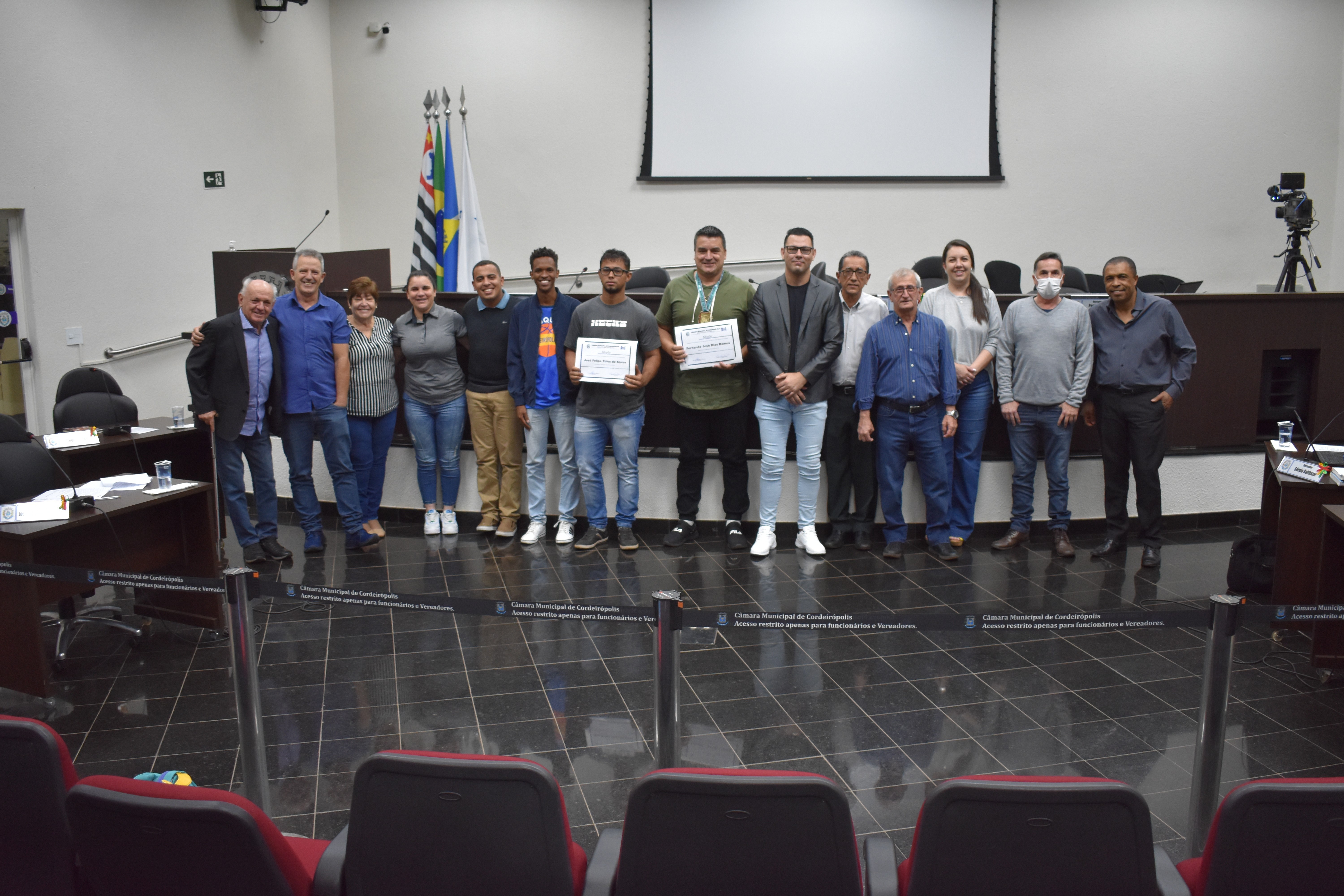 Imagem da notícia: Vereador JR entrega moção à atletas do Jiu-Jitsu