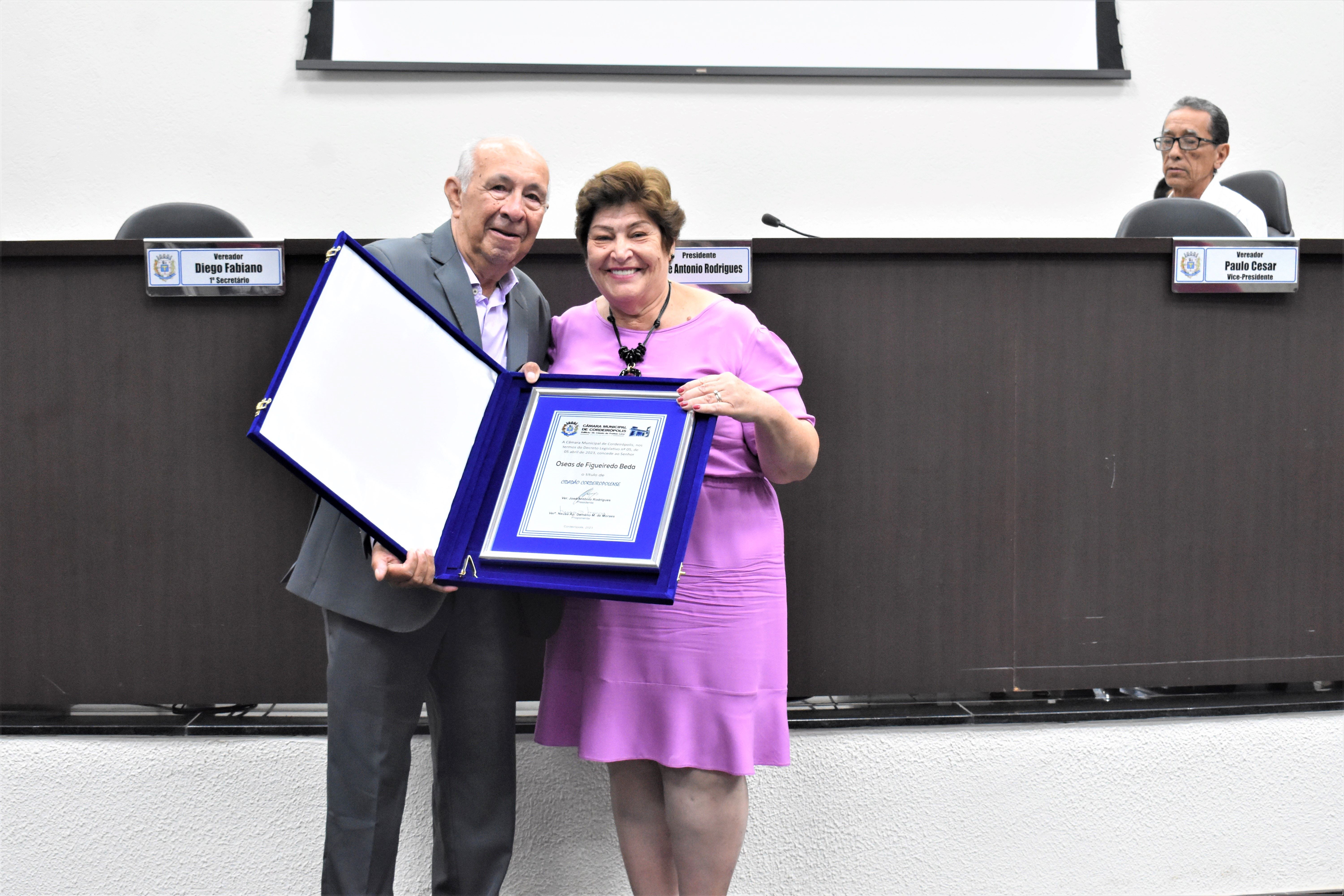 Imagem da notícia: Vereadora Neusa Damélio concede Título de Cidadão Cordeiropolense ao Sr. Beda