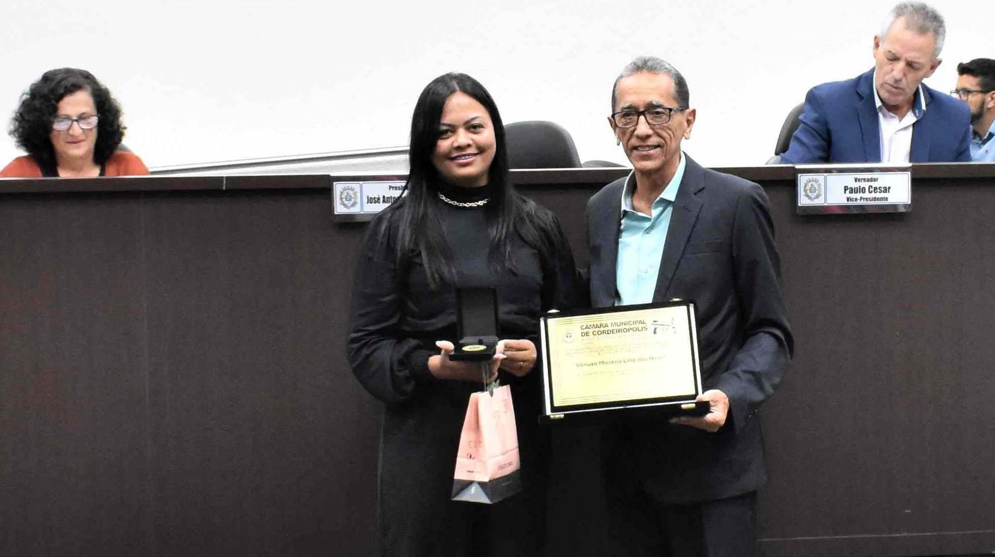 Imagem da notícia: Presidente da Casa faz homenagem à cantora Vanusa Macena L. das Neves
