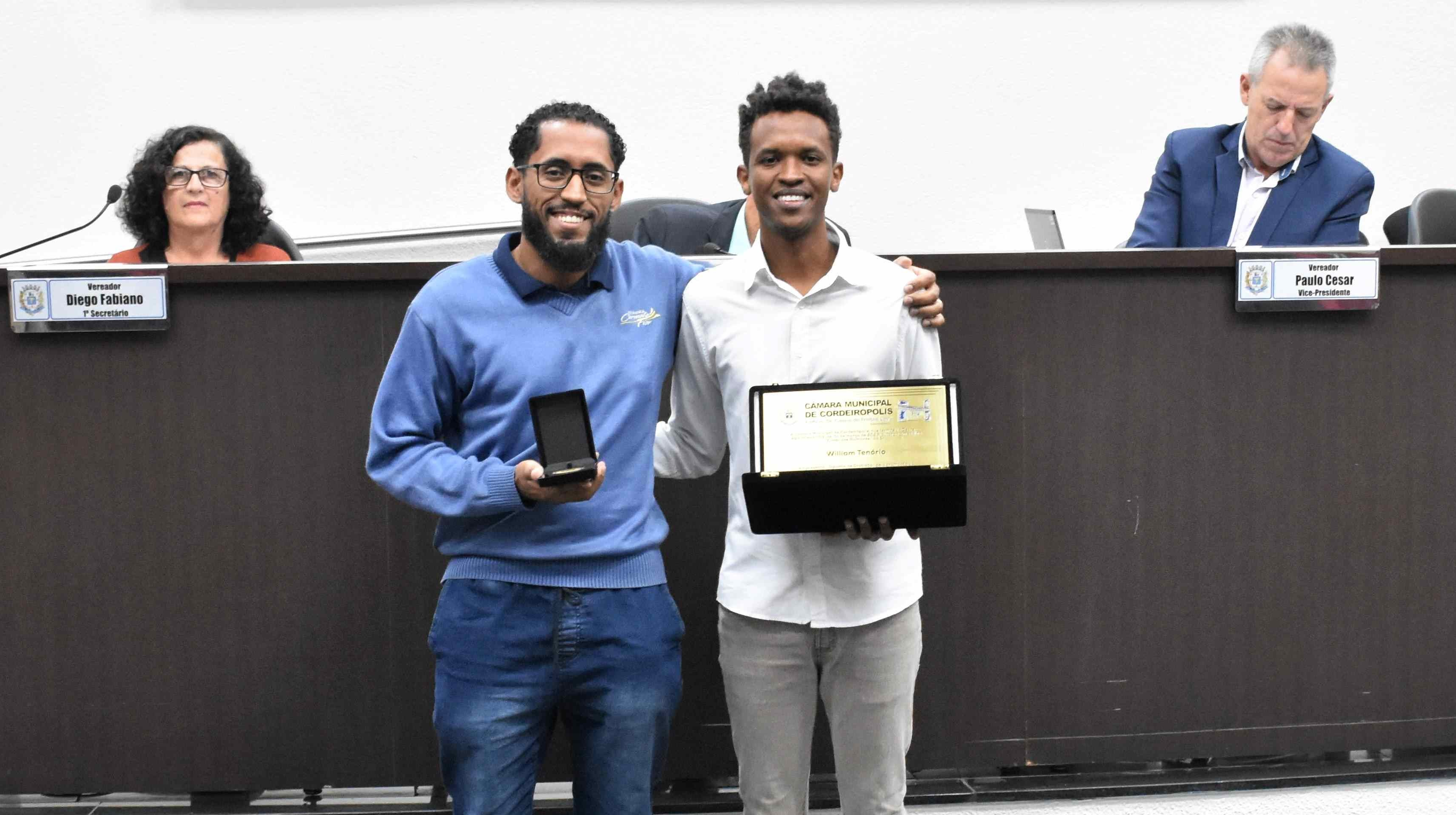 Imagem da notícia: Ver. Diego Fabiano concede Medalha Zumbi dos Palmares à Wiliam Tenório