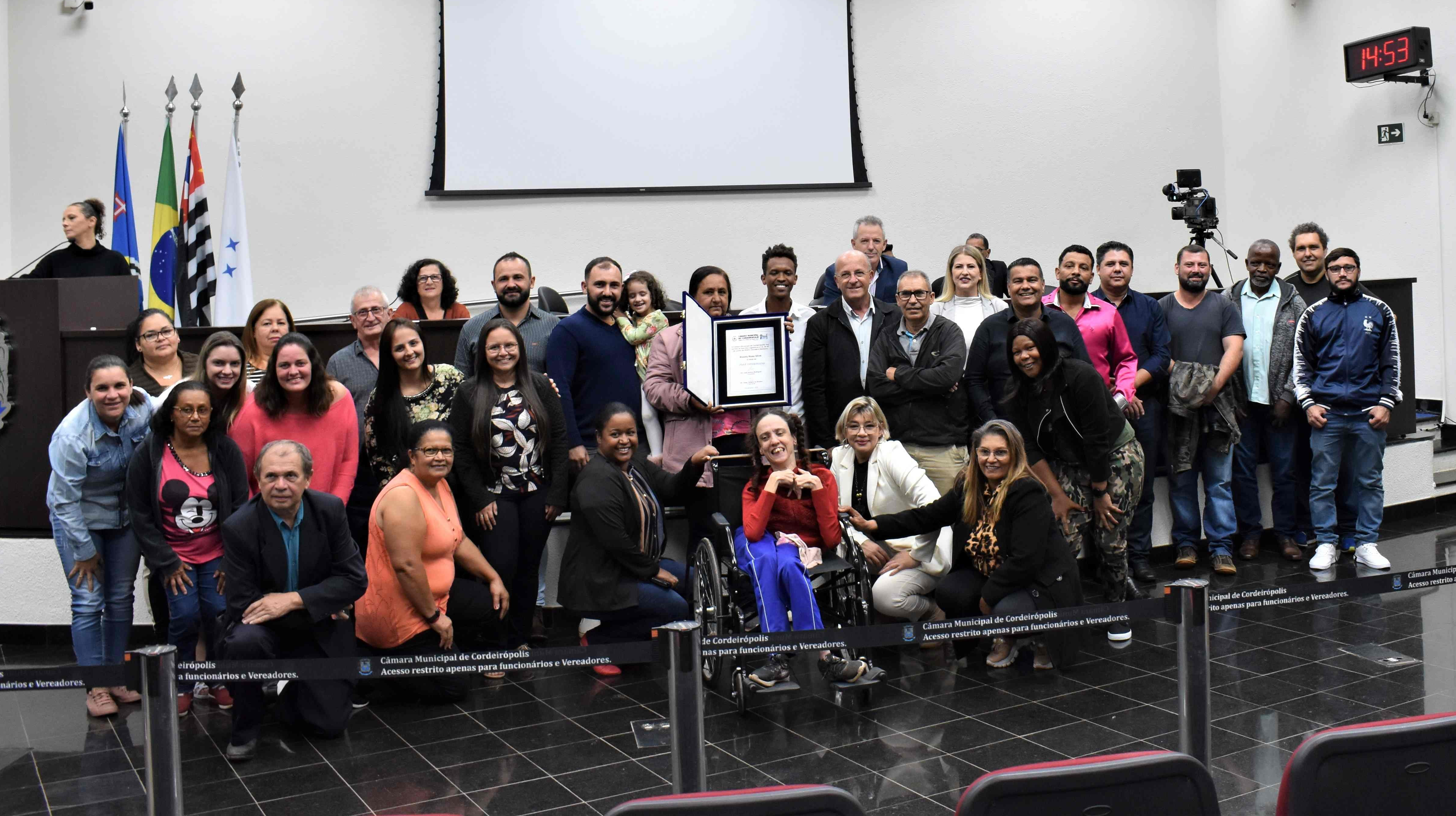Imagem da notícia: Cidadã Cordeiropolense, este foi o título dado a Rosely Rosa pelo ver. Diego Fabiano