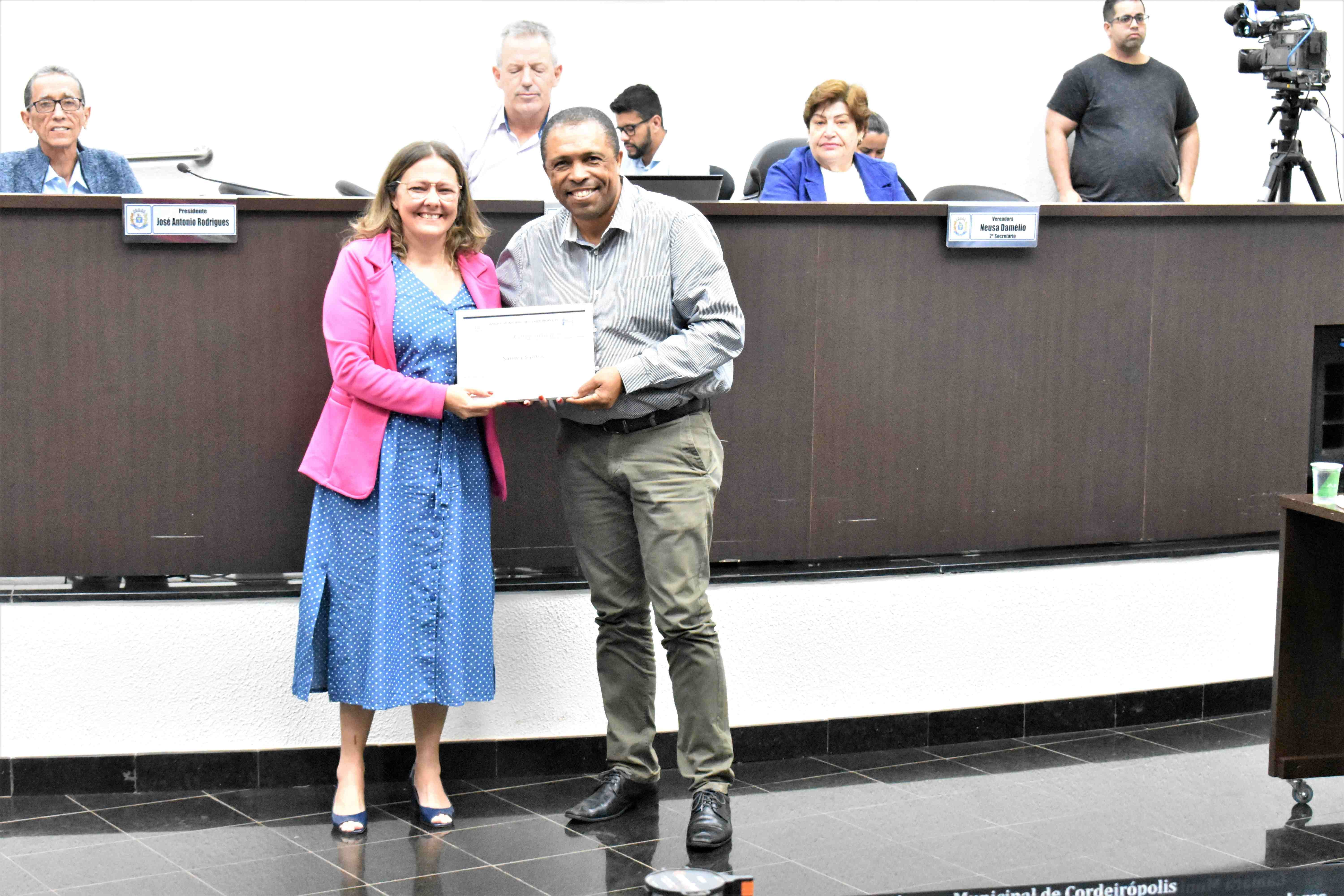 Imagem da notícia: Ver. Sérgio Balthazar homenageia Sandra Santos e Equipe da Secretaria de Justiça e Cidadania