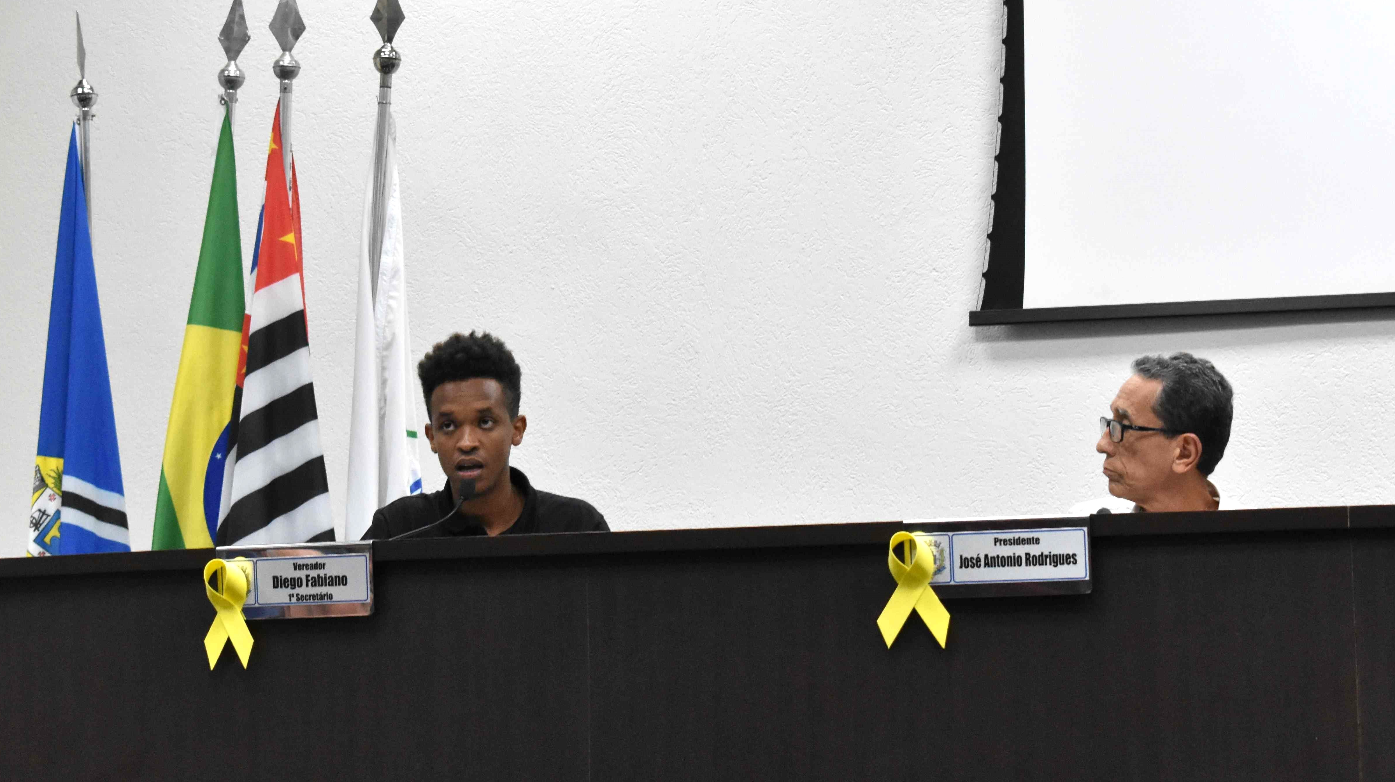 Imagem da notícia: Medalha Arautos da Paz para Diene Ramalho, homenagem do ver. Diego Fabiano