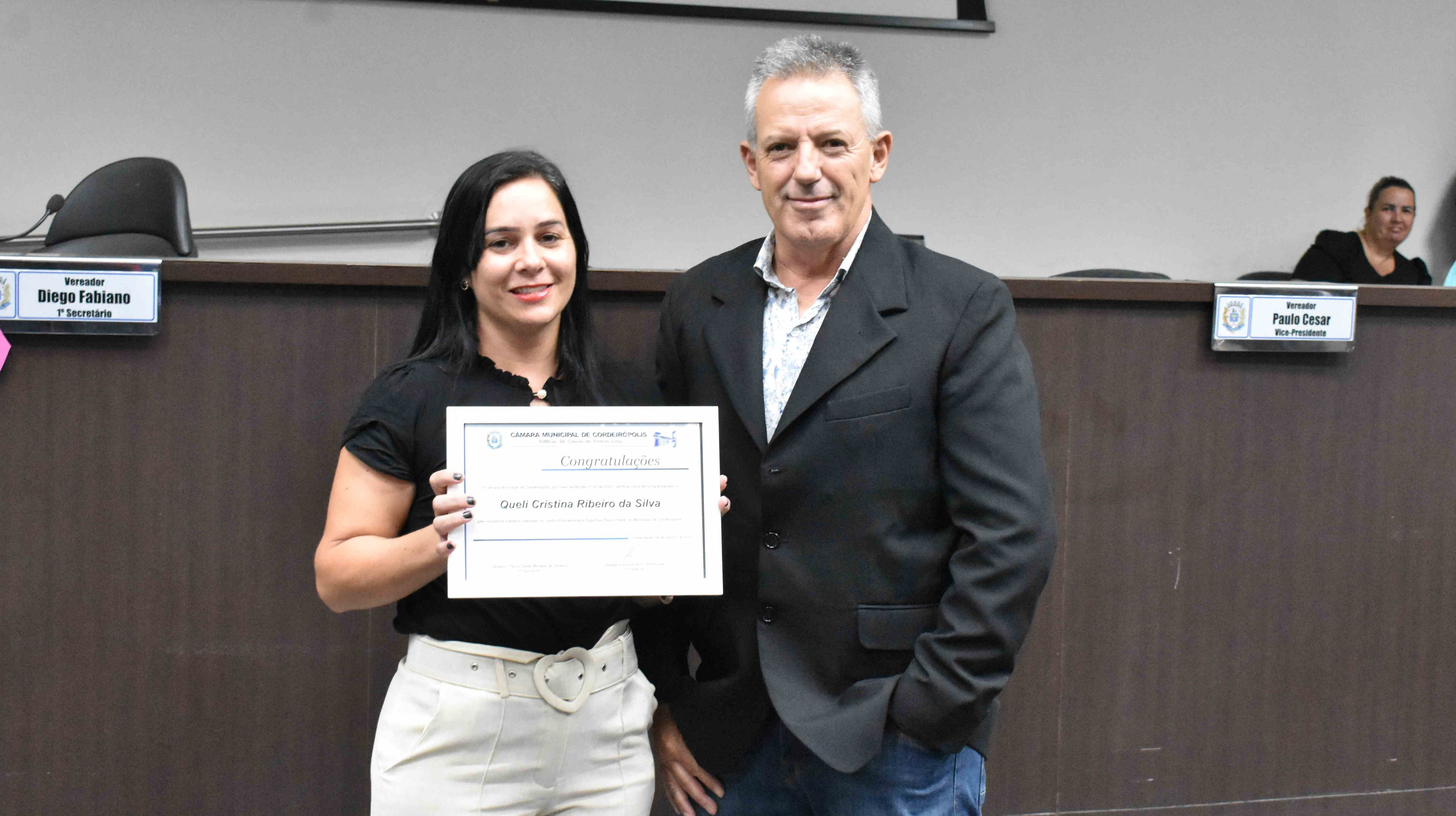 Imagem da notícia: Vereador Paulo César Morais homenageia Queli Cristiana Ribeiro