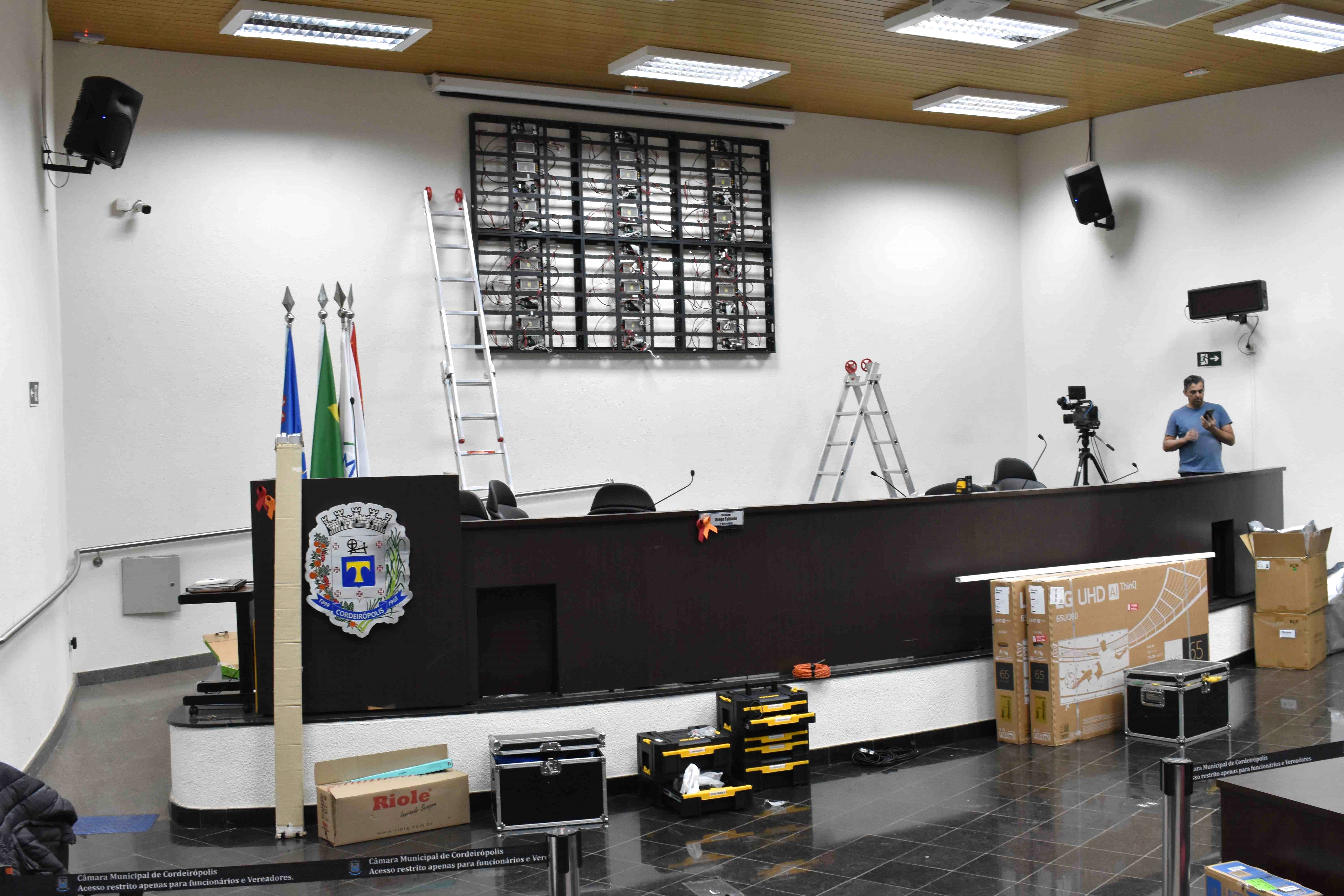 Imagem da notícia: Câmara inicia instalação do sistema de votação eletrônica no plenário da Casa