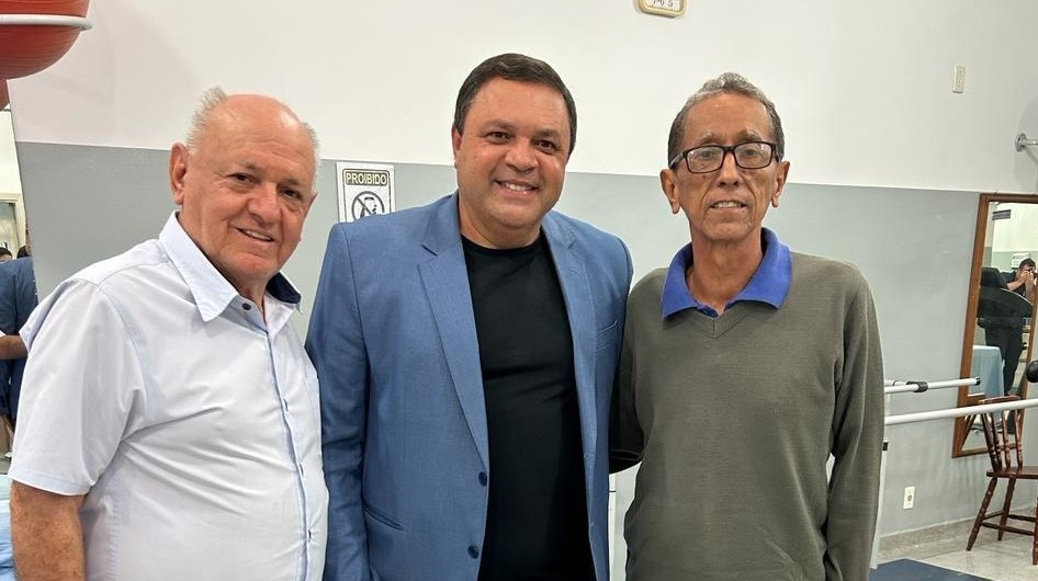 Imagem da notícia: Vereadores e Deputado Estadual visitam Centro de Fisioterapia  Adriana Botion