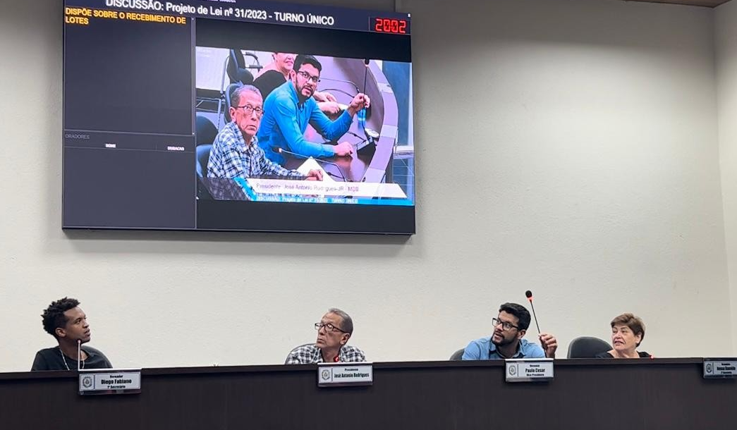 Imagem da notícia: Vereadores e equipe do Legislativo testa sistema de votação eletrônica na Câmara