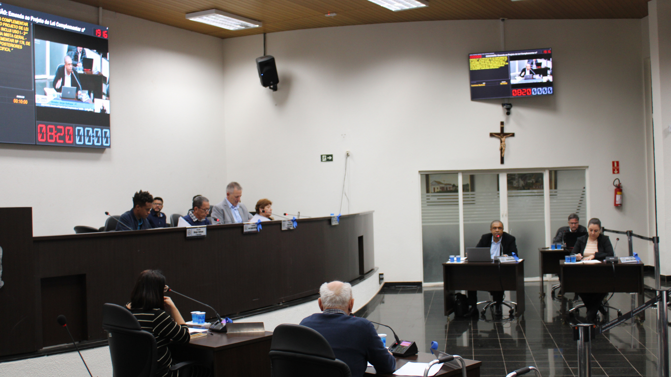 Imagem da notícia: Projeto de Lei Complementar em Cordeirópolis amplia vagas de estacionamento para Usos Industriais, Comerciais e Prestação de Serviços