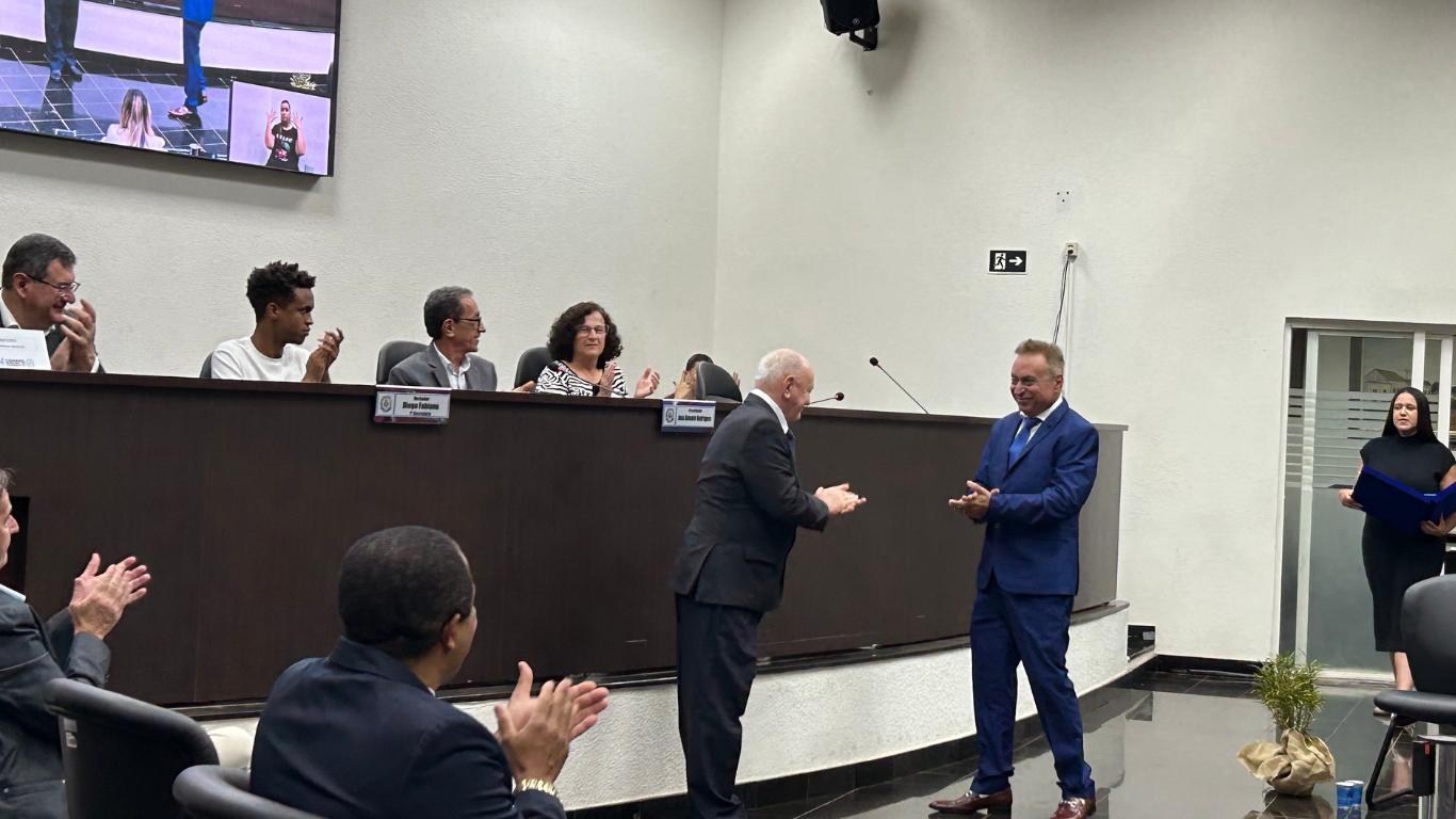 Imagem da notícia: Dr. José Joaquim Fernandes Raposo Filho Recebe Título de Cidadão Cordeiropolense em Sessão Solene