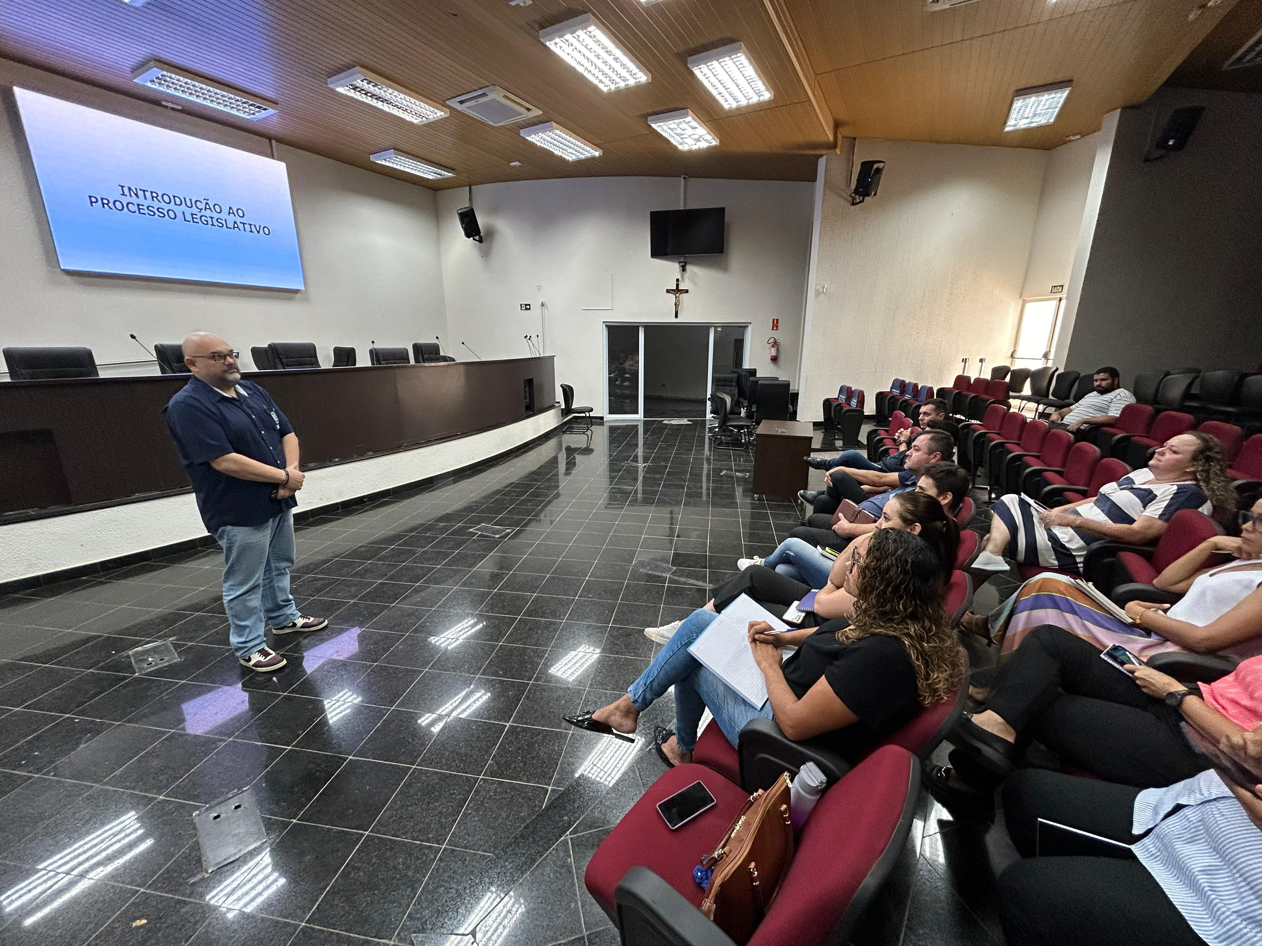 Imagem da notícia: Escola do Legislativo realiza treinamento com assessores dos vereadores