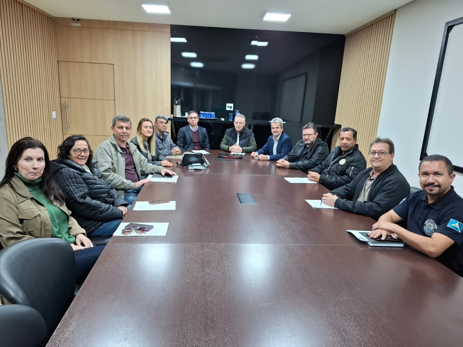 Imagem da notícia: Reunião Discute Regularização de Bares, Tabacarias e Adegas