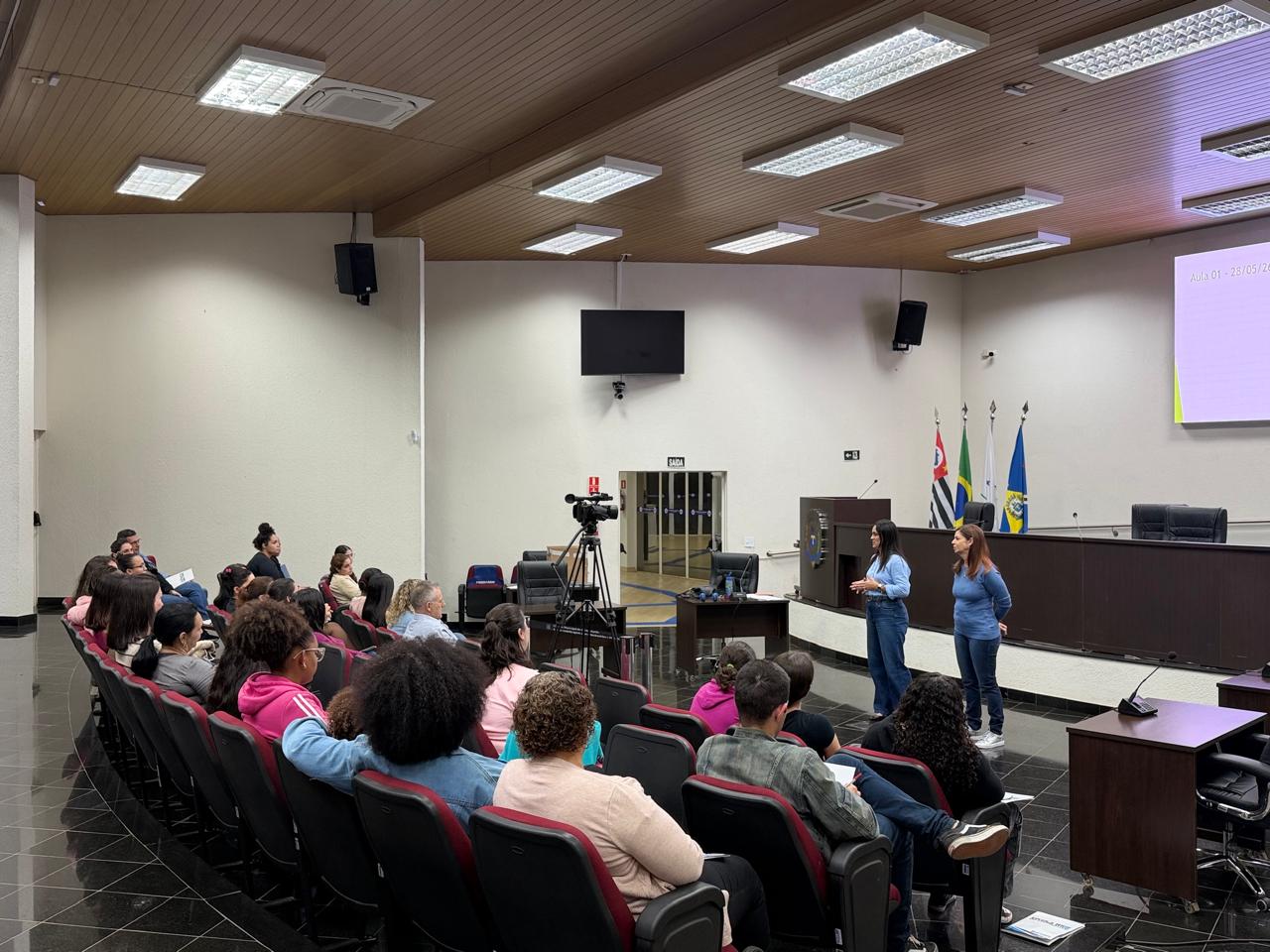 Imagem principal da notícia Escola do Legislativo inicia curso de Libras Intermediário nesta quinta-feira (28)