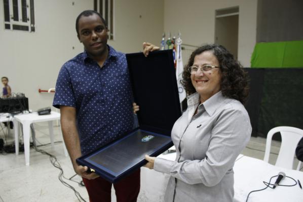 Imagem da notícia: Diego recebe diploma e medalha