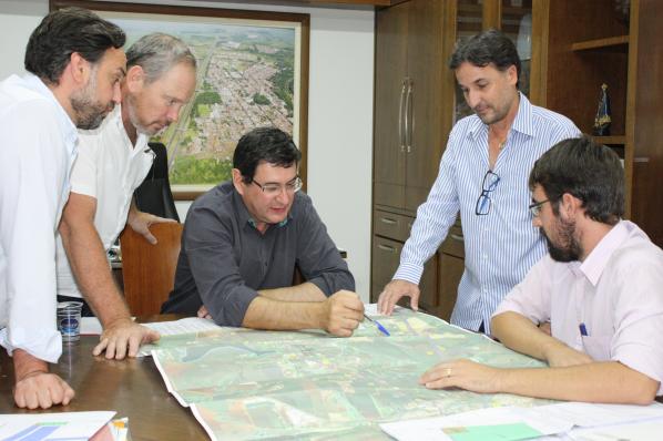 Imagem da notícia: Vereador Anderson Hespanhol em busca de empreendimento industrial