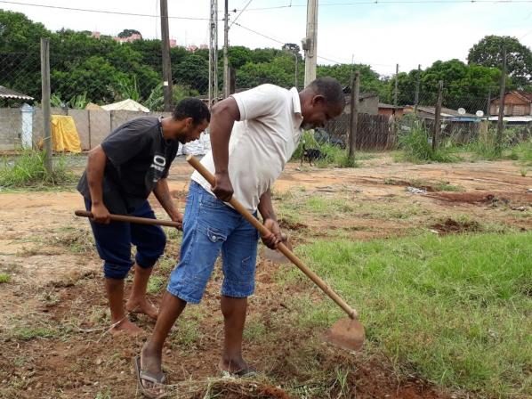 Imagem da notícia:  Vereador Antonio Lemão participa da limpeza na antiga Fepasa