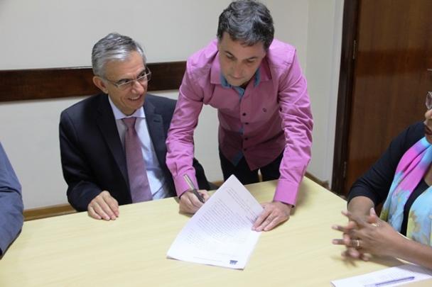 Imagem da notícia: Vereador Pique assina convênio para aquisição de ambulância 