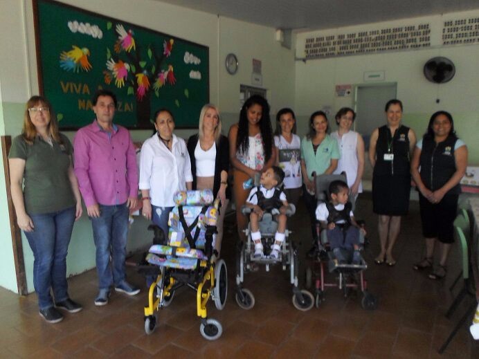 Imagem da notícia: Vereador Pique entrega cadeira especial à APAE