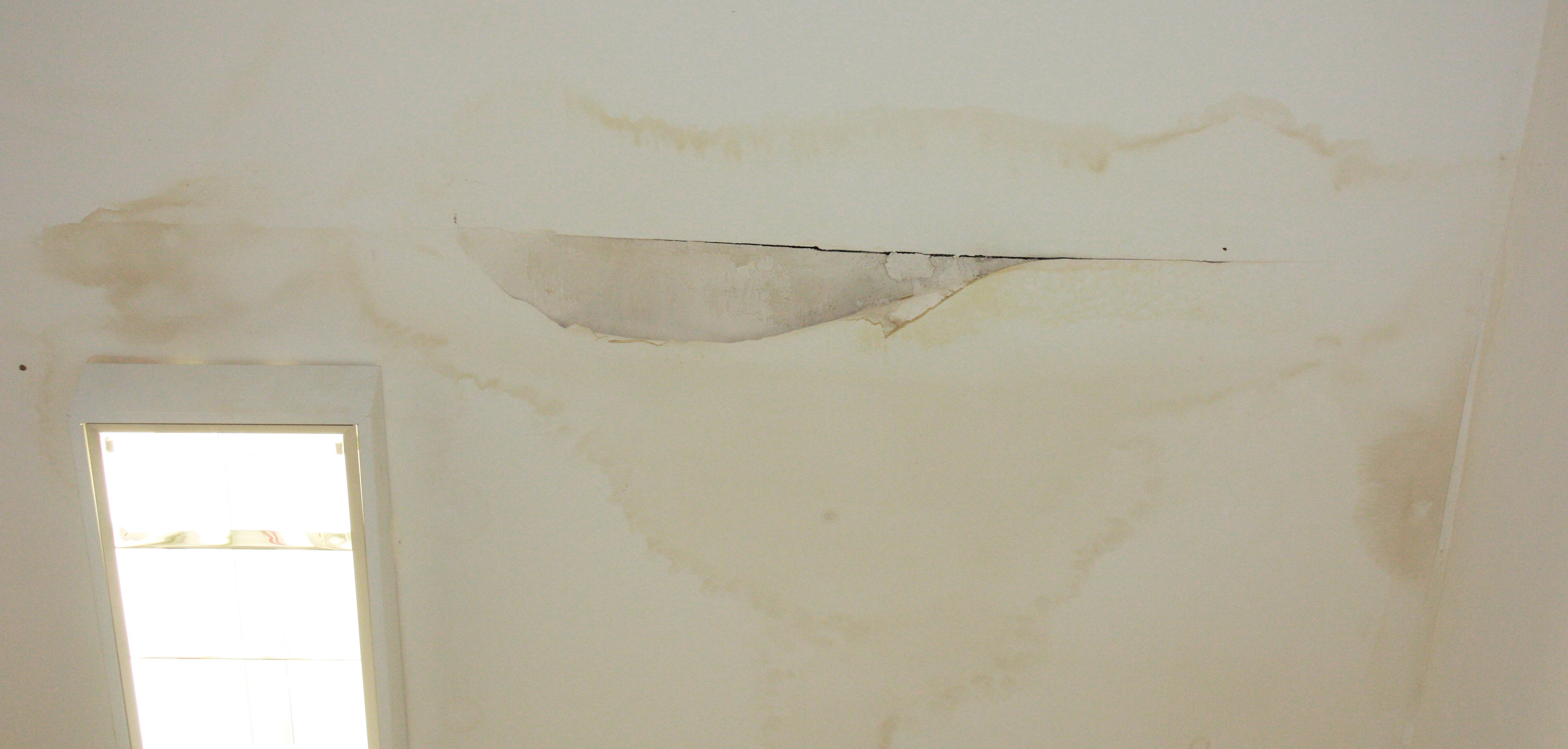 Imagem da notícia: Goteiras e infiltrações continuam causando transtornos na Câmara