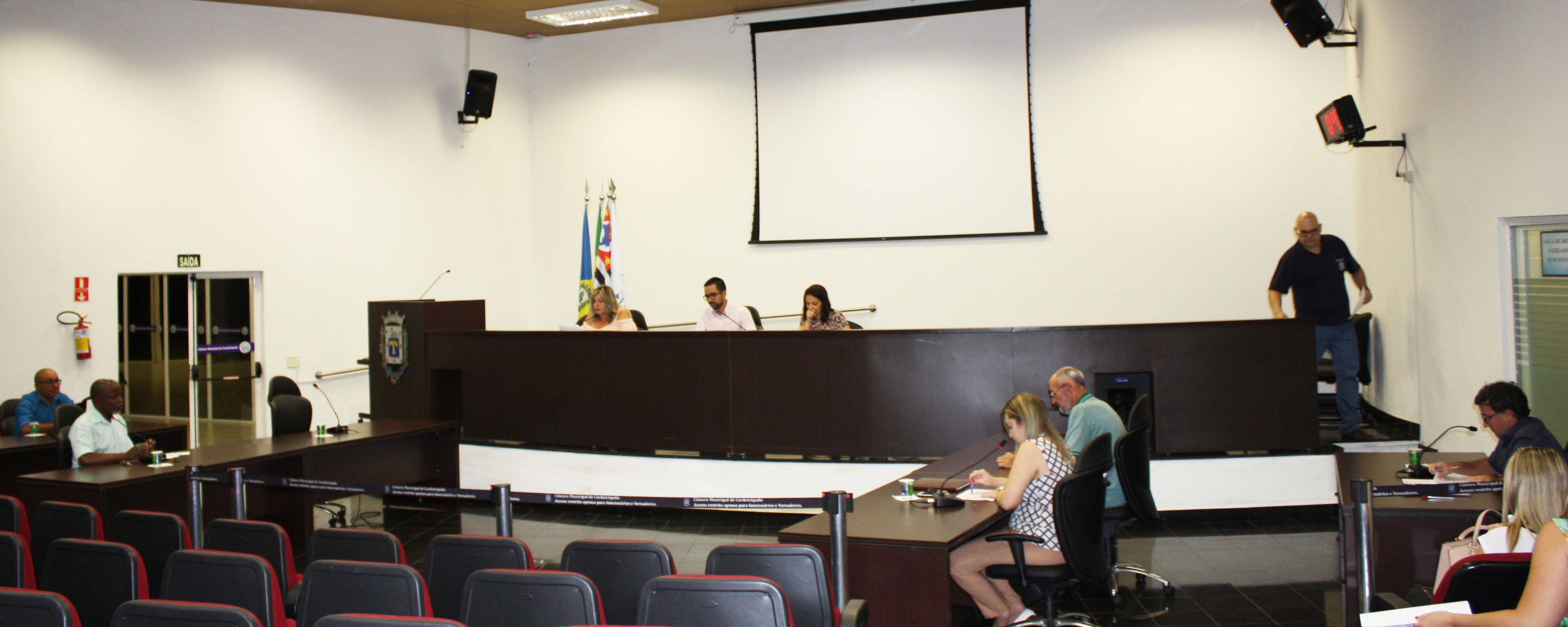 Imagem da notícia: Aprovada nova redação do projeto que obriga bancos a isolar visualmente locais de atendimento