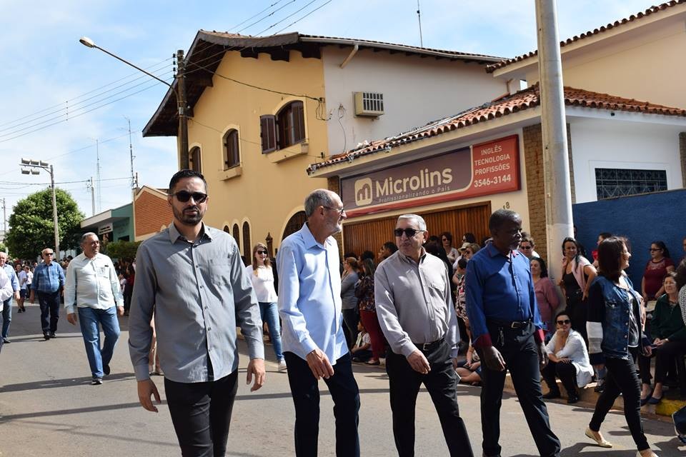 Imagem da notícia: Vereadores participam de desfile cívico em comemoração aos 70 anos de Cordeirópolis