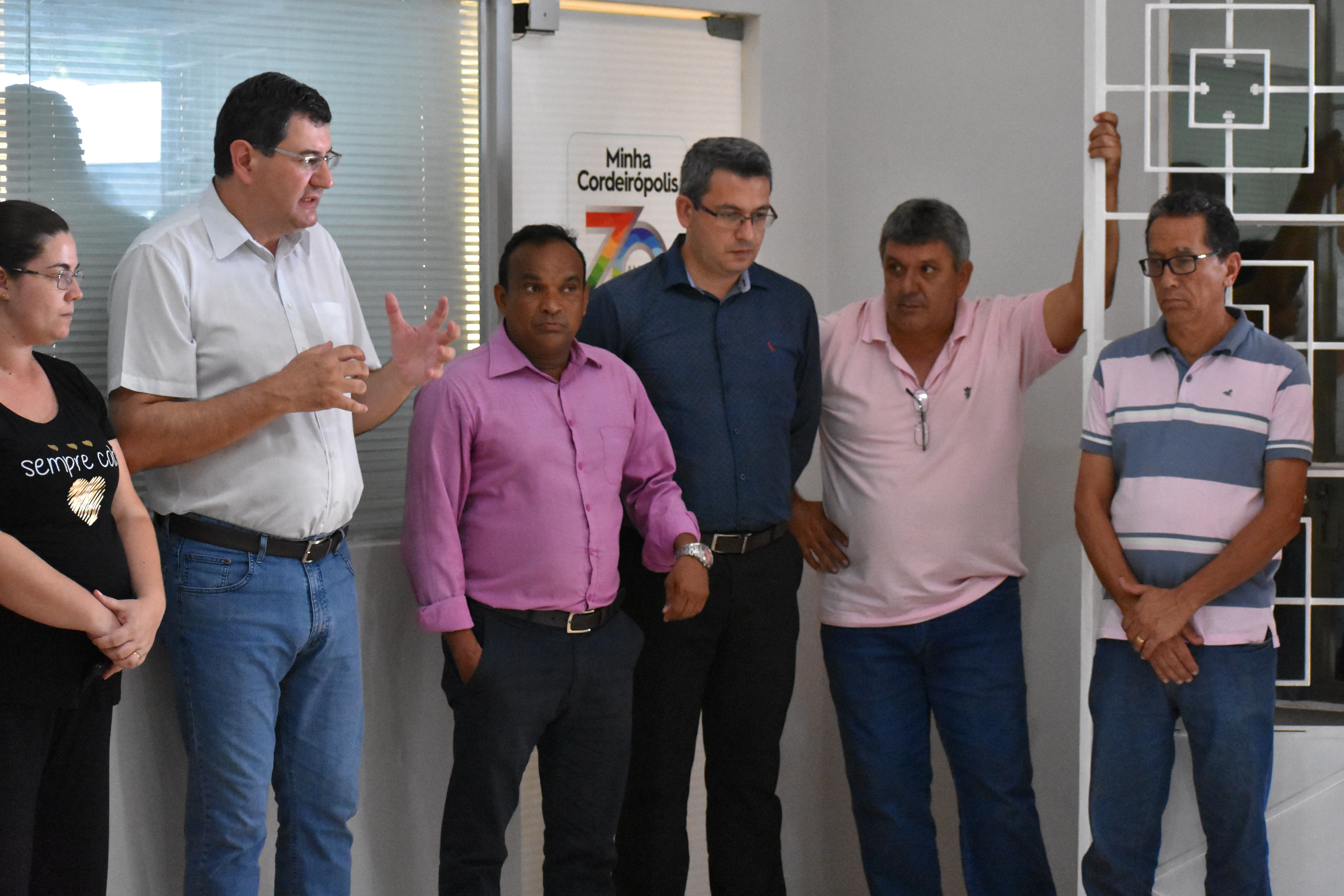 Imagem da notícia: Vereadores participam da entrega do micro-ônibus para a Saúde